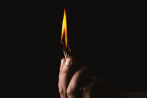 Un fiammifero ardente nella mano dell'uomo. Gioco pericoloso con il fuoco . — Foto Stock