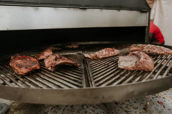 Street food. Cooking mollusks and meat on the street. — Stock Photo, Image