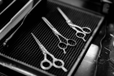 İşyerinde berber makas. Resim siyah ve beyazdı..