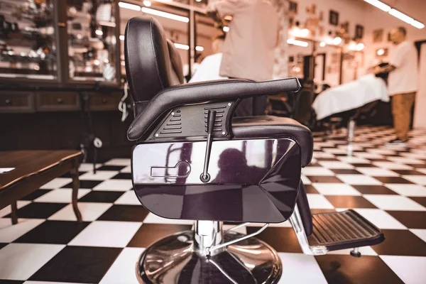 Barbearia Vintage. Processo de trabalho no salão de cabeleireiro. Poltronas — Fotografia de Stock