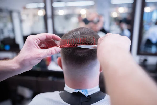 Taglio di capelli da uomo in barbiere. Radersi un rasoio pericoloso . — Foto Stock