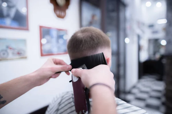 El cliente recibe servicios en la peluquería. Cuidado con un corte de pelo y una barba . — Foto de Stock