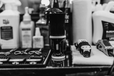 Berber dükkanında saç kesimi. Siyah beyaz fotoğraf. Retro tarzı.