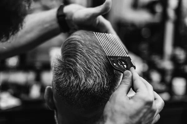 Fryzura mężczyzny w Barbershop. Czarno-białe zdjęcie. Styl retro. — Zdjęcie stockowe