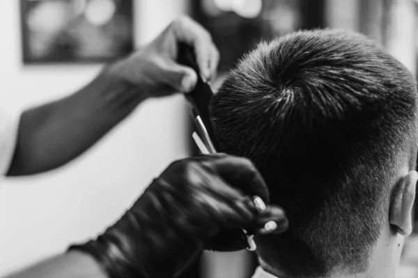 Man haircut in barbershop. Black and white photo. Retro style. — Stock Photo, Image