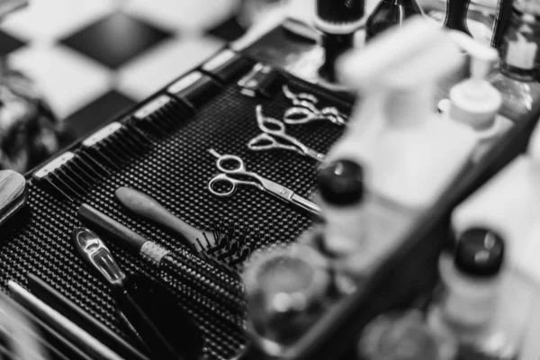 Taglio di capelli da uomo in barbiere. Foto in bianco e nero. Stile retrò . — Foto Stock