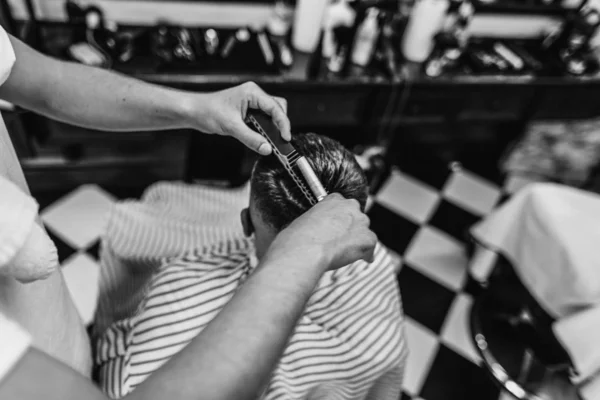 Man haircut in barbershop. Black and white photo. Retro style. — Stock Photo, Image