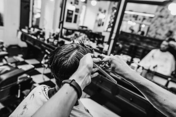 Corte de pelo de hombre en la peluquería. Foto en blanco y negro. Estilo retro . — Foto de Stock