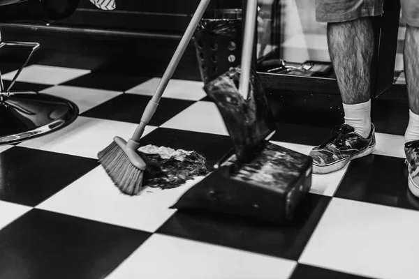 Erkek saç kesimi. Makasla saç kesimi. Siyah beyaz fotoğraf.