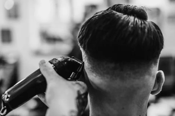 Taglio di capelli da uomo. Taglio di capelli con le forbici. Foto in bianco e nero . — Foto Stock