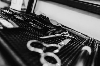 Erkek saç kesimi. Makasla saç kesimi. Siyah beyaz fotoğraf.