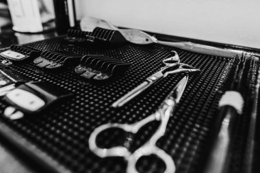 Berber aletleri. Kuaförün işyeri. Harika bir plan. Siyah beyaz fotoğraf.