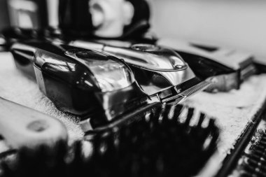 Berber aletleri. Kuaförün işyeri. Harika bir plan. Siyah beyaz fotoğraf.