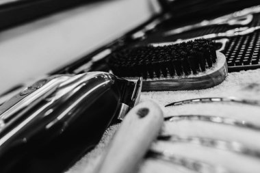 Berber aletleri. Kuaförün işyeri. Harika bir plan. Siyah beyaz fotoğraf.