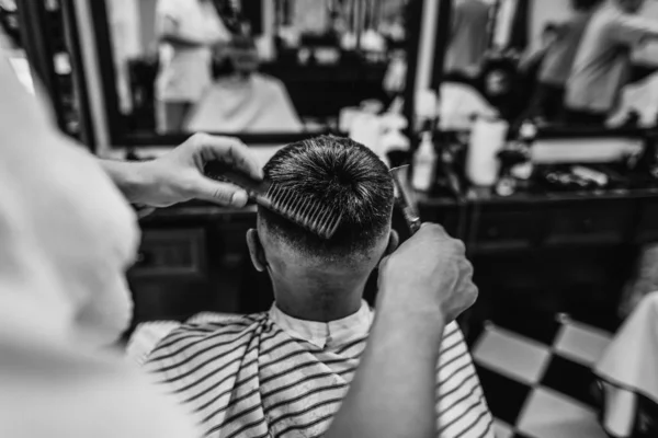 Taglio di capelli da uomo. Taglio di capelli con le forbici. Foto in bianco e nero . — Foto Stock