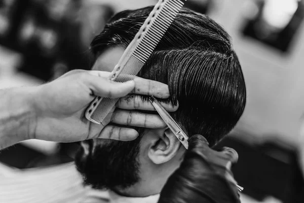 Corte de pelo masculino. Corte de pelo con tijeras. Foto en blanco y negro . — Foto de Stock