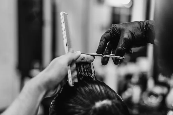 Taglio di capelli da uomo. Taglio di capelli con le forbici. Foto in bianco e nero . — Foto Stock