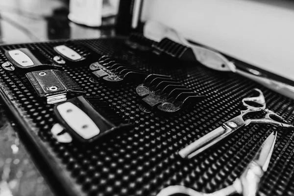 Berber aletleri. Kuaförün işyeri. Harika bir plan. Siyah beyaz fotoğraf.