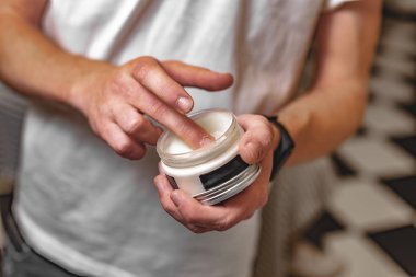 Berber saç şekillendirme yapar. Erkek Saç Bakımı.