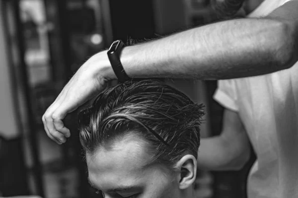 Corte de pelo de los hombres y peluquería estilo . — Foto de Stock
