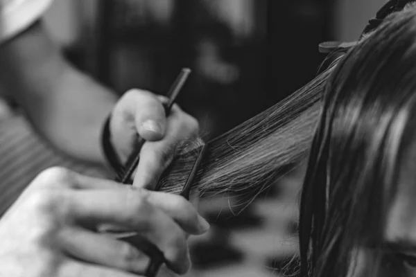 Barbeiro faz penteado. Cuidados de cabelo dos homens . — Fotografia de Stock