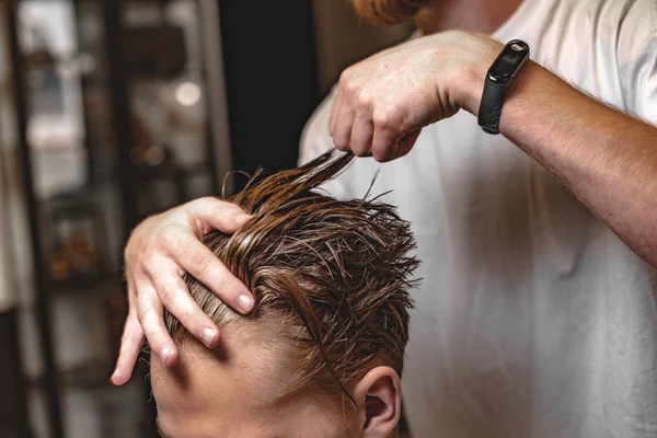 Corte de pelo y peinado de hombres en una peluquería. Foto retro — Foto de Stock