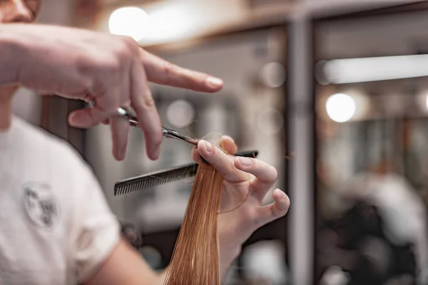 Taglio di capelli da uomo in un barbiere. Tagli parrucchiere con forbici . — Foto Stock