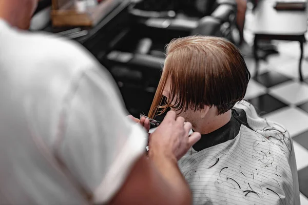 Cuidado del cabello de los hombres. Corte de pelo y peinado. Foto de primer plano . — Foto de Stock