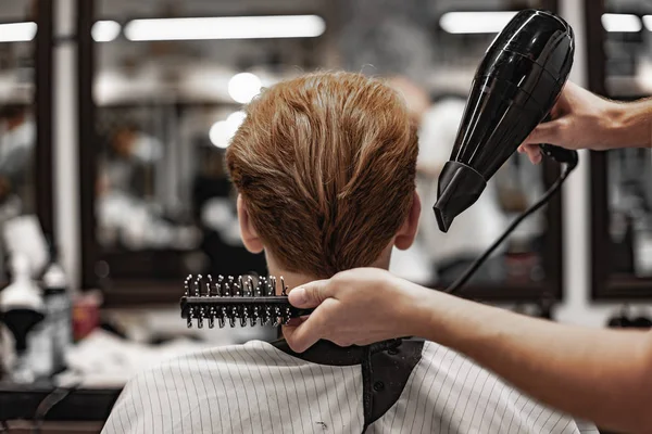 Cuidado del cabello de los hombres. Corte de pelo y peinado. Foto de primer plano . —  Fotos de Stock