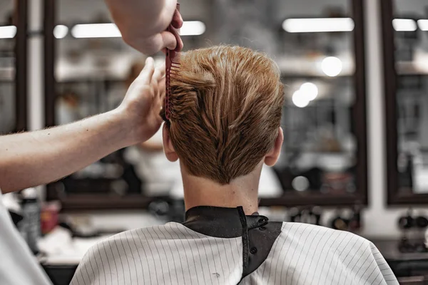 Homem penteado na barbearia . — Fotografia de Stock