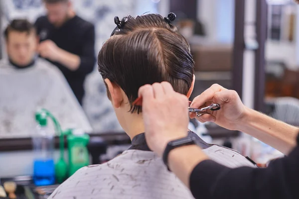 Man haircut in barbershop — Stock Photo, Image