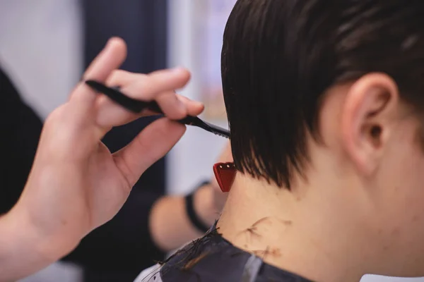 Man haircut in barbershop — Stock Photo, Image