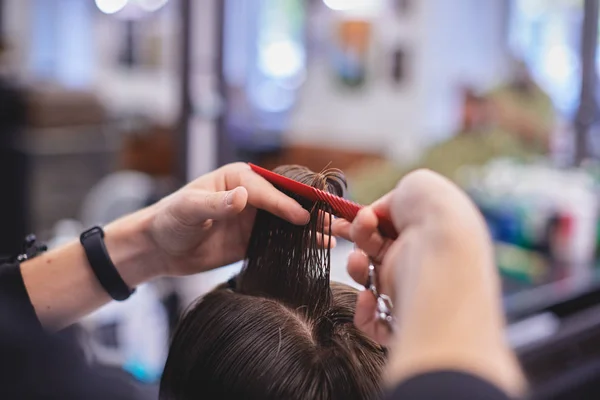 Homem corte de cabelo na barbearia — Fotografia de Stock