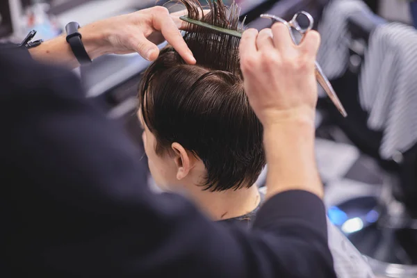 Homem corte de cabelo na barbearia — Fotografia de Stock