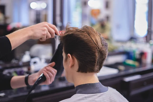 Man haircut in barbershop — Stock Photo, Image