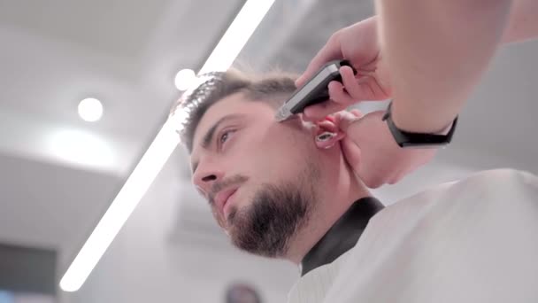 Homem corte de cabelo na barbearia . — Vídeo de Stock
