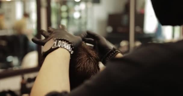 Coiffure avec pâte, argile dans un salon de coiffure . — Video