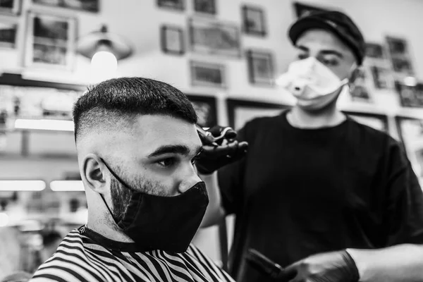 Haircut in quarantine. Haircut in masks from the virus. Hair and health care. — Stock Photo, Image