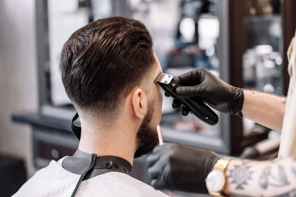 Corte de cabelo clássico numa barbearia. Curva de estilo de cabelo e cuidados de saúde de cabelo em uma barbearia . — Fotografia de Stock