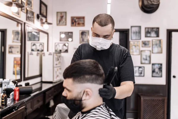 Corte de pelo en cuarentena. Corte de pelo con máscaras del virus. Cuidado del cabello y la salud . — Foto de Stock