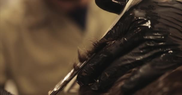 Un salon de coiffure. Hommes coupe de cheveux close-up . 