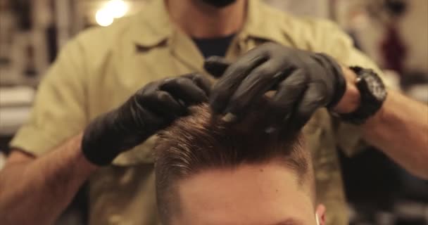 Barber voert de styling van de klanten haar. — Stockvideo