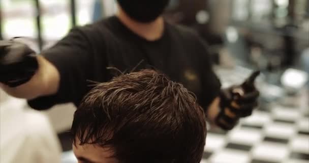 Haarstyling mit Paste, Ton im Friseurladen. — Stockvideo