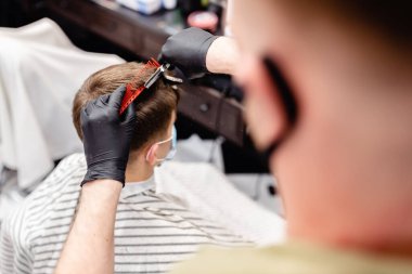  Barber ve müvekkili virüse karşı maske takıyor. Karantinada saç kesimi.