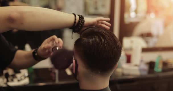 Barbearia em novas condições. Corte de cabelo em um salão de beleza . — Vídeo de Stock