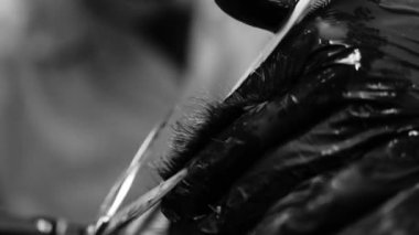 Makasla yakın plan saç kesimi.. 