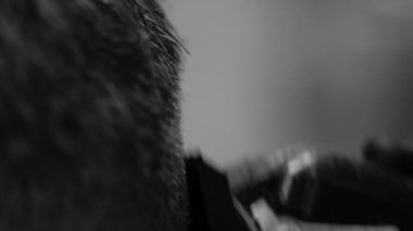 Elektrikli jiletin yavaş çekim siyah beyaz videosu. 