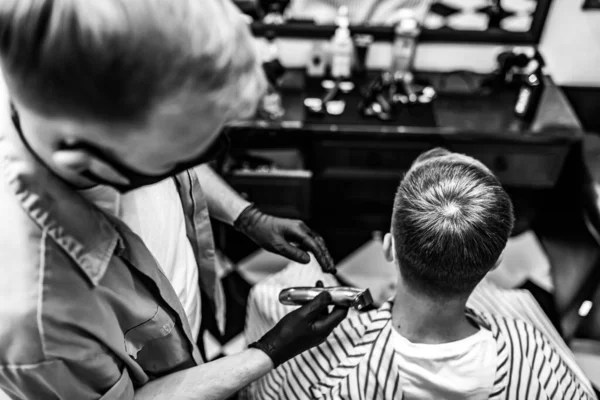 Foto en blanco y negro de un corte de pelo para hombre . — Foto de Stock