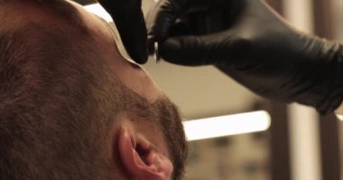 Berber sakal çizgisi yapar, sakal kestirir.. 