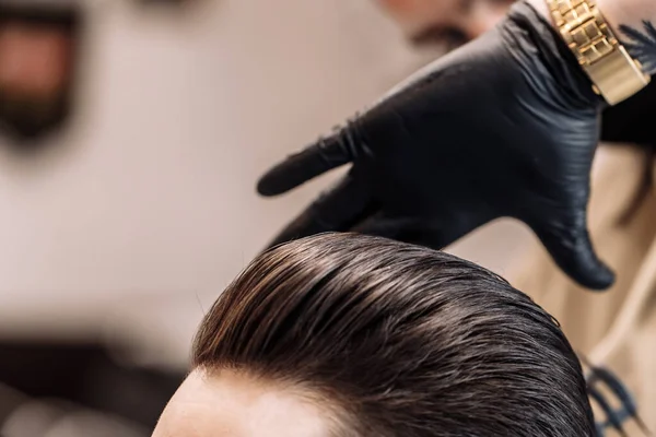 Corte de pelo para hombre en una peluquería. Estilismo y cuidado del cabello . —  Fotos de Stock